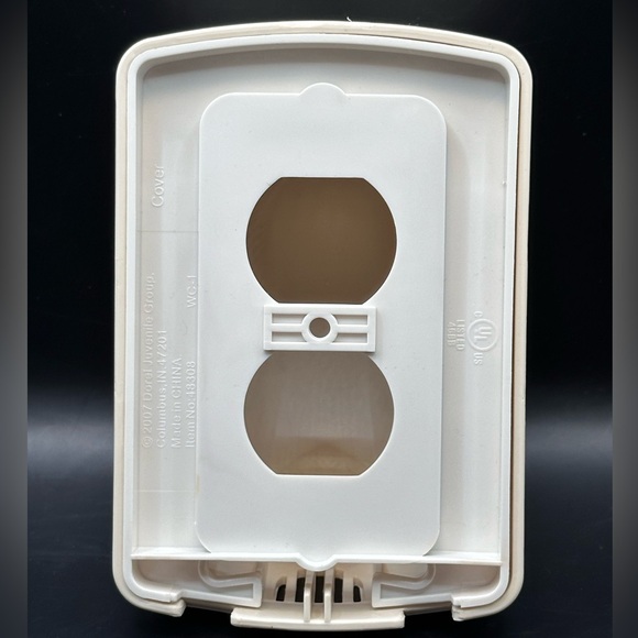 NEW Safety 1st Outlet Cover With Cord Shortener - Picture 4 of 4